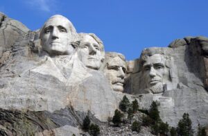 러시모어 산(MT,Rushmore)에 있는 대통령 조각상. (왼쪽부터) 조지 워싱턴, 토머스 제퍼슨, 시어도어 루스벨트, 에이브러햄 링컨.